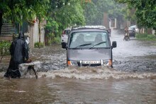 PHOTO : सुरतमध्ये 'जलप्रलय'! 48 तासांत 15 इंच विक्रमी पाऊस! हजारो लोक बेघर