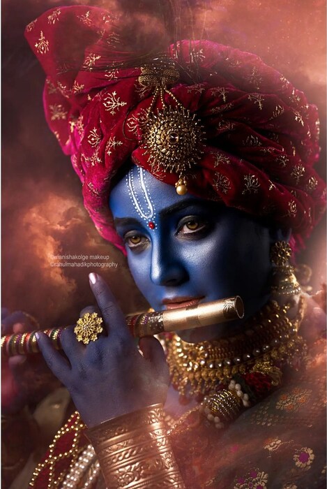 या फोटोमध्ये त्या अभिनेत्रीला ओळखणंही कठीण झालं आहे. कारण तिने श्रीकृष्णाच्या रुपात आपलं हे फोटोशूट करुन घेतलं आहे. 