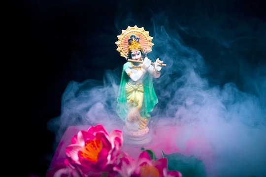 येथे अजूनही रात्री सुरू असते श्रीकृष्णाची रासलीला; पाहणारे वेडे होतात, हरपतं भान