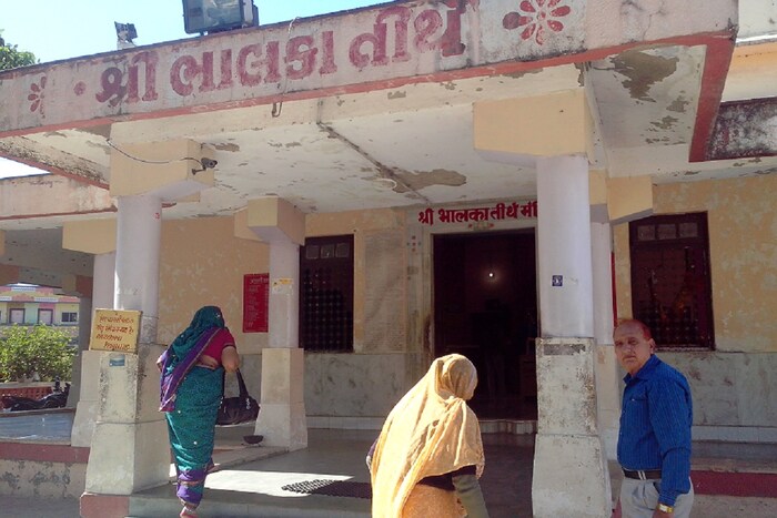 भालका तीर्थ हे सोमनाथ मंदिरापासून जवळ आहे. सहसा जे लोक सोमनाथ मंदिरात येतात, ते या ठिकाणी दर्शनासाठी येतात. श्रीकृष्णाच्या येथे झालेल्या निधनानंतर युगही बदलले. द्वापरयुग संपले आणि कलियुग सुरू झाले. श्रीकृष्णाच्या मृत्यूचा दिवस 17 फेब्रुवारी 3102 इ.स.पू. मानला जातो.