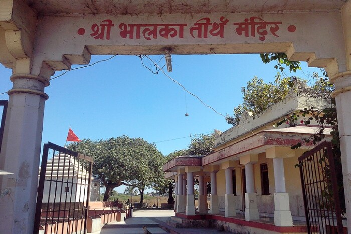 या ठिकाणाचे नाव भालका तीर्थ आहे. हे ठिकाण गुजरातच्या पश्चिम किनार्‍यावर असलेल्या सौराष्ट्रातील वेरावळमध्ये आहे. भगवान श्रीकृष्णाने ज्या ठिकाणी प्राण सोडला त्या ठिकाणी भालका तीर्थ नावाचे मंदिर बांधण्यात आले आहे. या मंदिरामागे अशीही कथा आहे की झारा नावाच्या शिकारीच्या बाणाने त्याचा जीव घेतला, त्याने येथे पूजा सुरू केली. नंतर येथे मंदिर बांधण्यात आले.