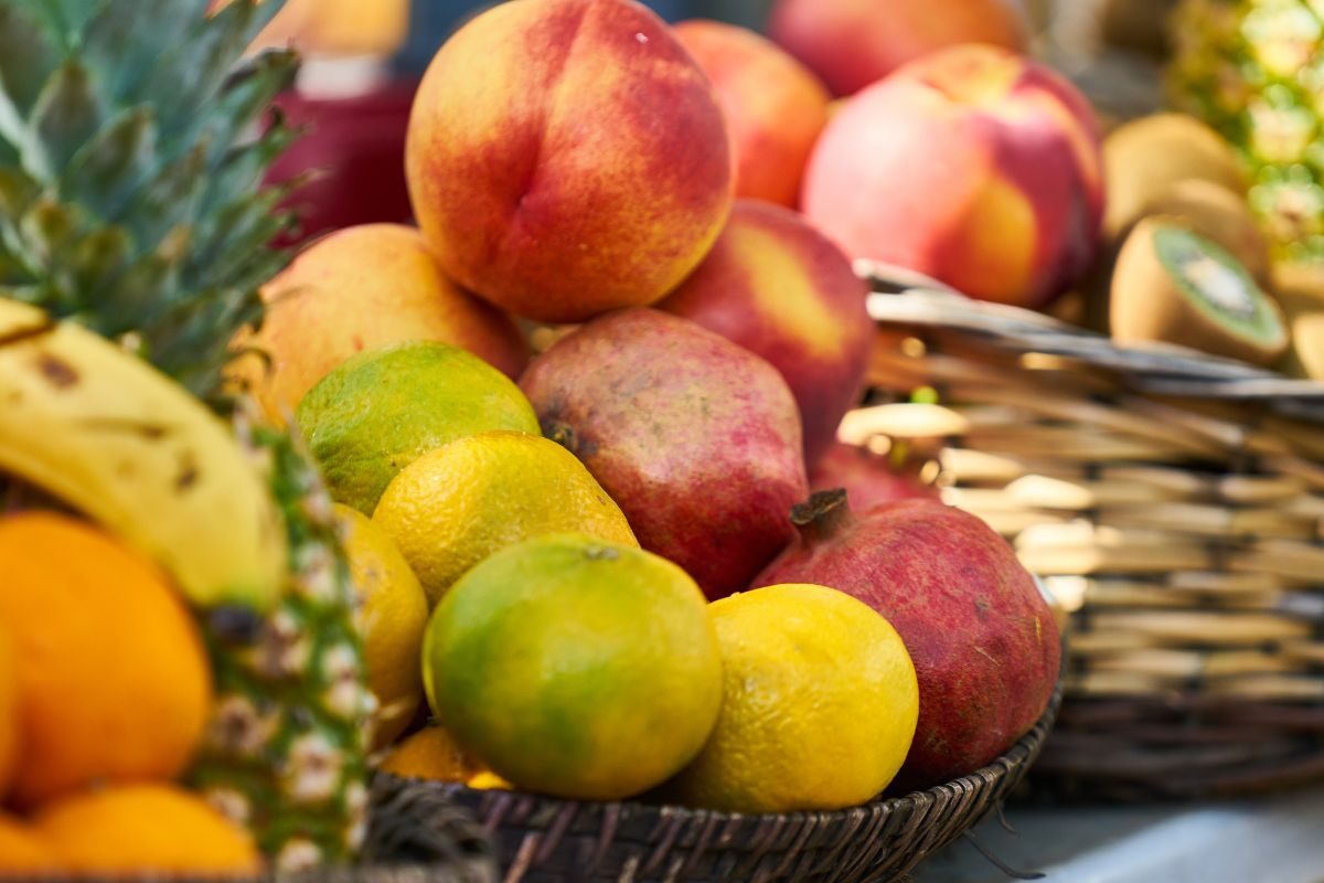 डायबिटीज असली तरी बिनधास्त खाऊ शकता 'ही' 5 फळं; मिळतात 'इतके' आरोग्य फायदे