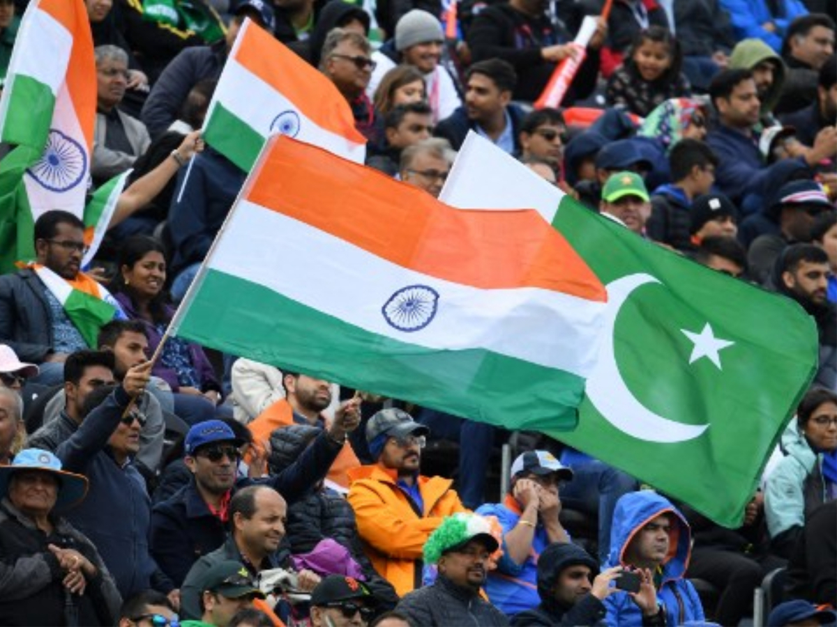 आज काही तासांनंतर आशिया कप 2022 सुरू होत आहे. पहिल्या सामन्यात अफगाणिस्तान आणि श्रीलंका आमनेसामने होतील. 6 संघांची 2 गटात विभागणी करण्यात आली आहे. भारत, पाकिस्तान आणि हाँगकाँग एका गटात आहेत. बांगलादेश, श्रीलंका आणि अफगाणिस्तान दुसऱ्या गटात आहेत. आज आपण आशिया चषकाच्या या स्पर्धेतील 10 मोठे विक्रम जाणून घेऊ, जे सहजासहजी मोडणे शक्य नाही. (एएफपी)