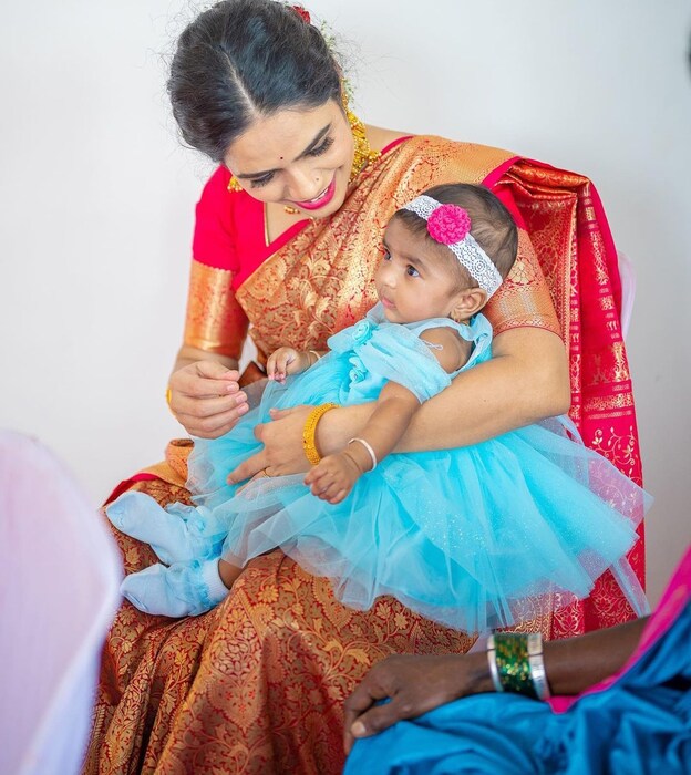 काही महिन्यांपूर्वी मीनाक्षीनं गोंडस लेकीला जन्म दिला आहे. मीनाक्षी आणि कैलाश सतत सोशल मीडियावर आपल्या लेकीचे फोटो शेअर करत असतात. 