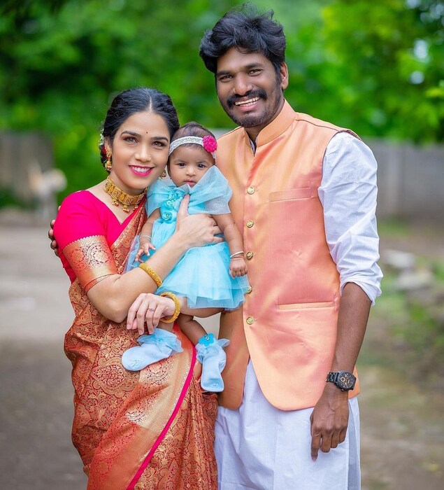अभिनेत्याच्या लेकीच्या नामकरण सोहळ्याचे सुंदर फोटो सोशल मीडियावर व्हायरल होत आहेत. 