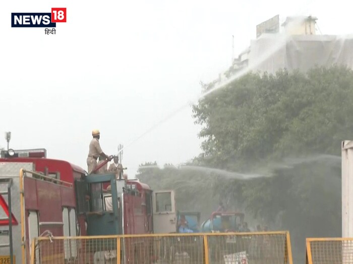 नोएडामध्ये ट्विन टॉवर पाडल्याबरोबर संपूर्ण परिसरात धुळीचे ढग दिसत होते. हवेत दूरवर फक्त धूळ पसरली होती. साफसफाईचे काम सुरू असताना पाण्याच्या जोराने धूळ काढण्याचे काम केले जात आहे.