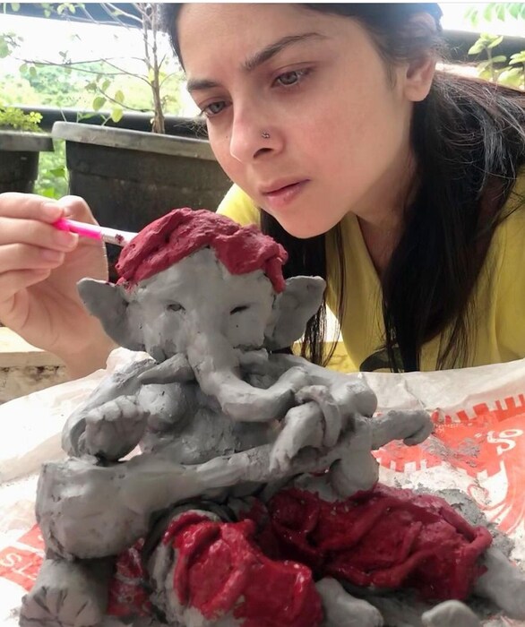 यामध्ये सोनाली गणेशोत्सव साजरा करताना दिसून येत आहे. 
