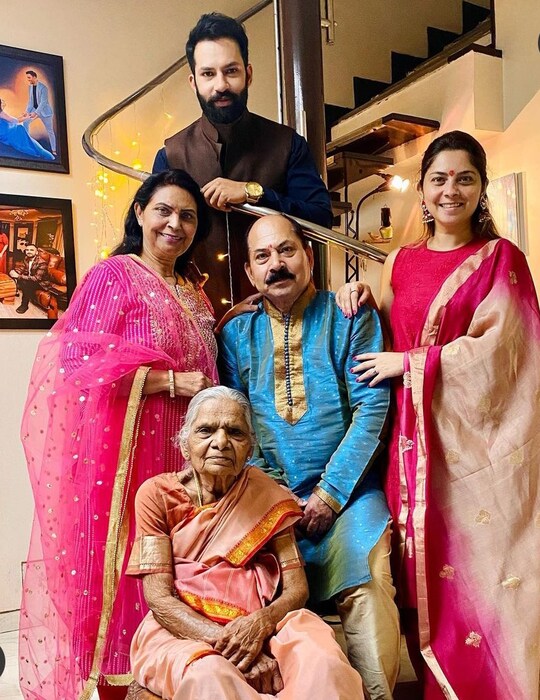 मात्र अभिनेत्री सोनाली कुलकर्णी यंदा गणेशोत्सव साजरा करणार नाहीय. ती पहिल्यांदाच गणपती बसवणार नाहीय. 