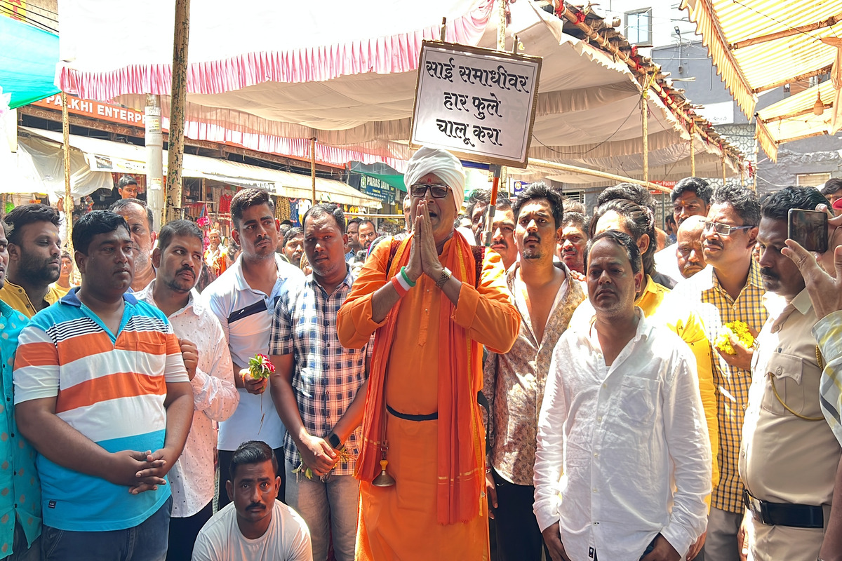 साईमंदिरात फुल-हार नेण्यास बंदीच्या निर्णयाला विरोध करण्यात आला आहे.