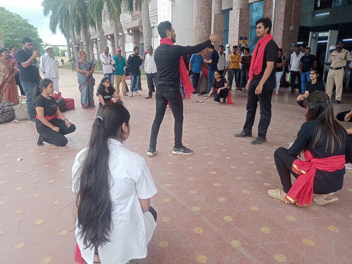 या विद्यार्थ्यांनी गोष्टीच्या माध्यमातून रक्तदानाचे महत्त्व सांगितले. या गोष्टीनुसार,'प्रशांत कदम हा उद्योगपती आहे. प्रशांत रस्त्याने जात असताना त्याला त्याचा मित्र देवेश देसाई भेटतो यावेळी देवेश म्हणतो की मी रक्तदान करायला चाललोय तू येतोस का? असे विचारतो. त्यावर प्रशांत देवेशला रक्तदान करत नाही असं म्हणत धुडकावून लावून निघून जातो.' 
