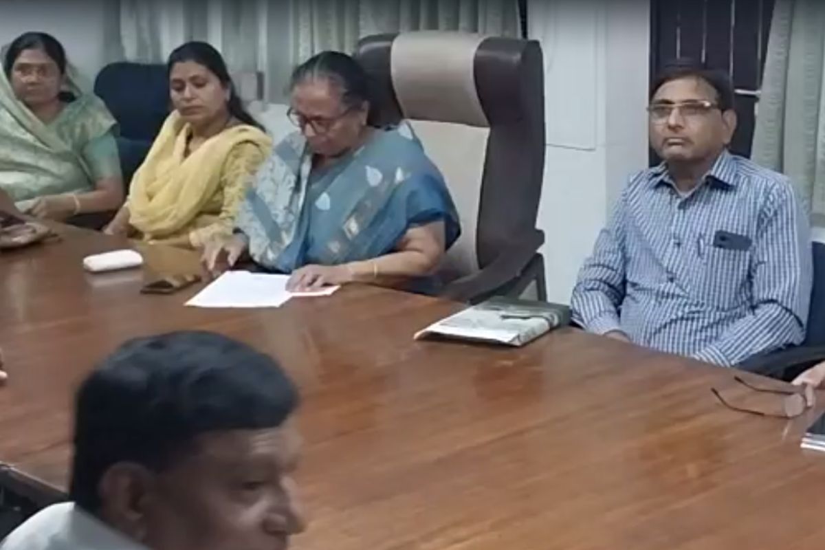 जळगाव जिल्हा दूध संघात प्रशासक मंडळ आणि संचालक मंडळ आमनेसामने