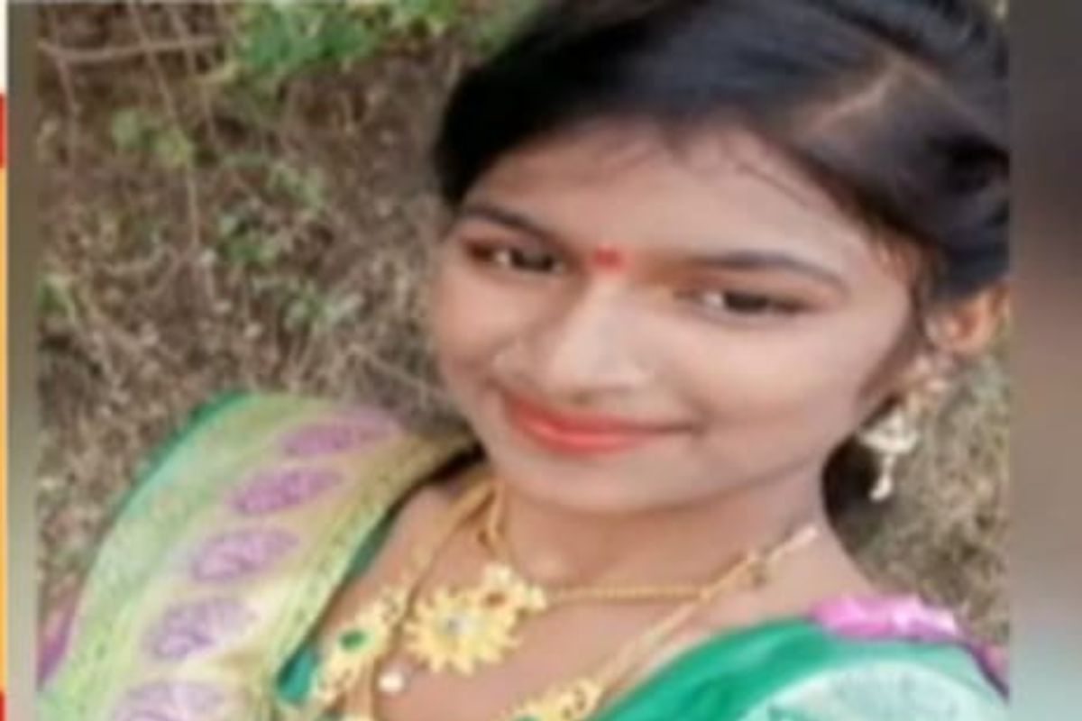 आदिवासी आश्रमशाळेत एका विद्यार्थिनीने आत्महत्या केल्यामुळे परिसरात तीव्र संताप व्यक्त केला जात आहे.