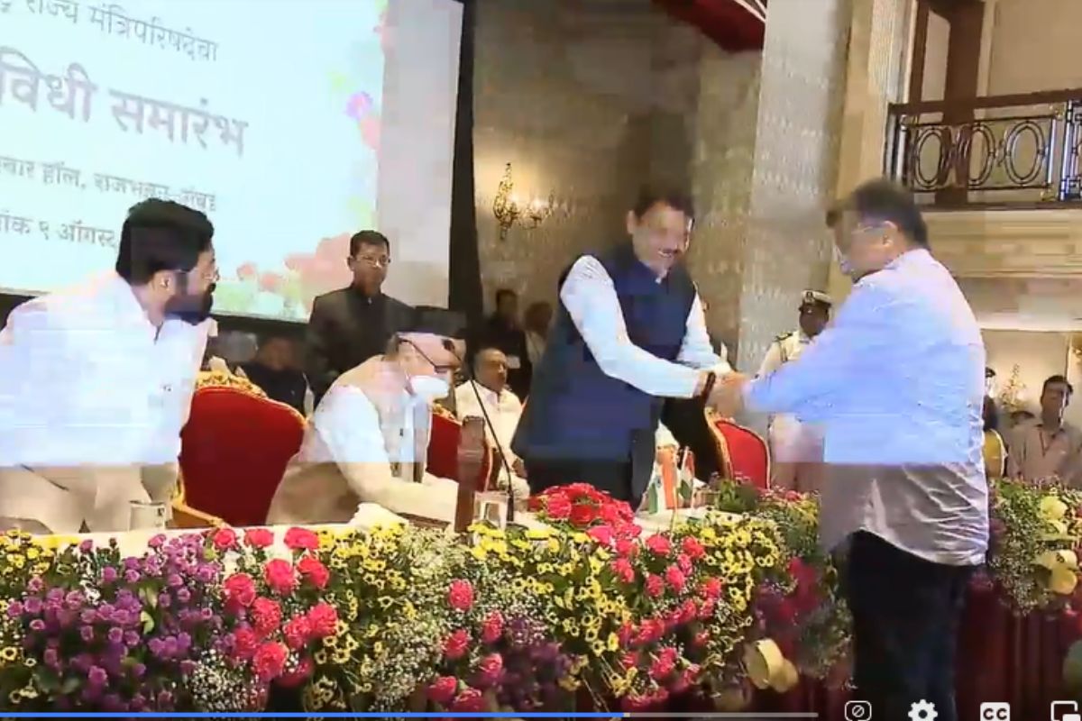 एकनाथ शिंदेंनी मोजक्याच आमदारांना घेऊन सुरत गाठले आणि नंतर गुवाहाटीला पोहोचले. ही मोहिम फत्ते केली होती रवींद्र चव्हाण यांनी