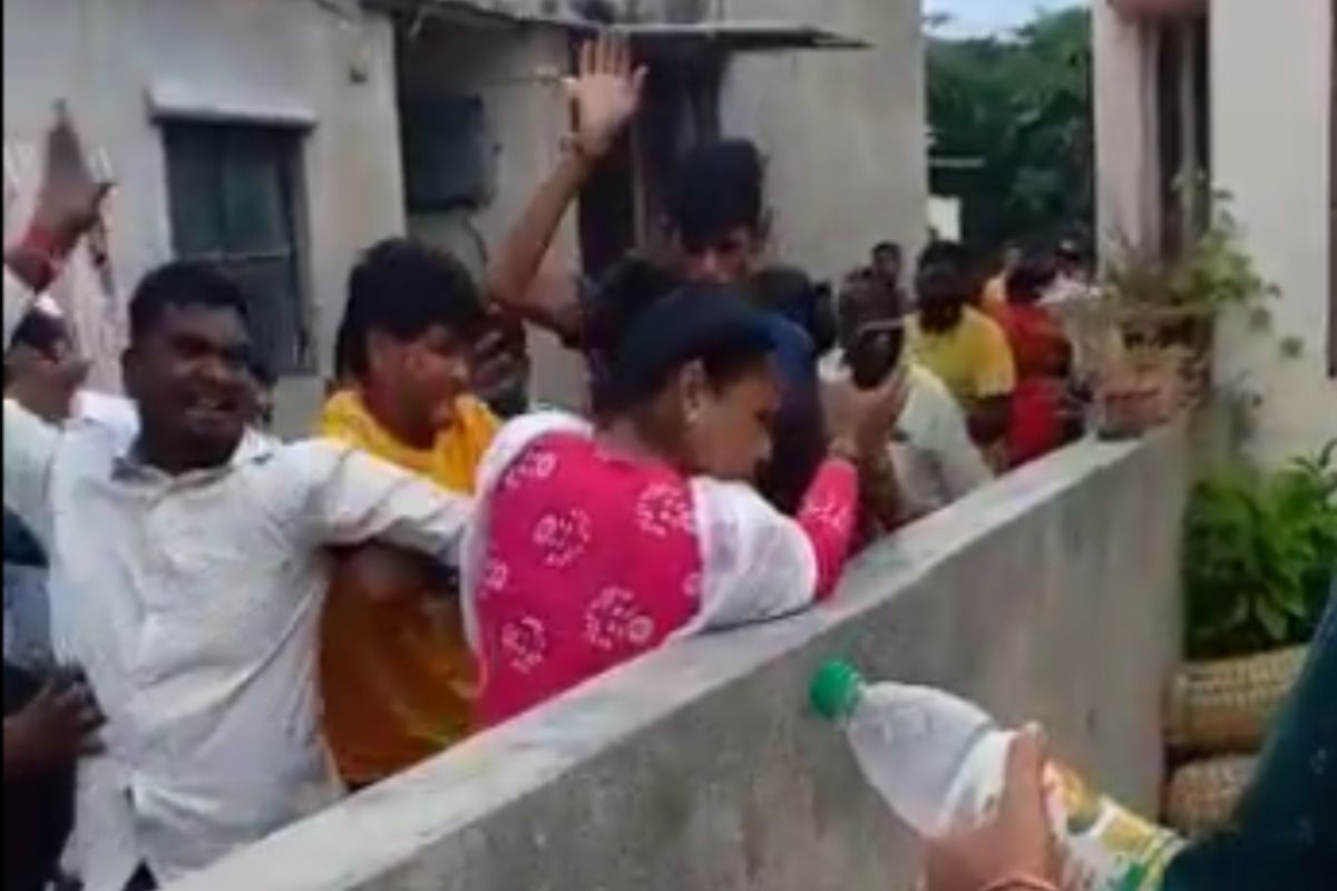 तक्रार का दिली याचा राग मनात धरून मंगळवारी सायंकाळी या लोकांनी महिलांना बेदम मारहाण केली.