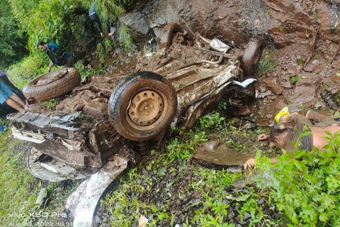 
पुणे-माणगाव या राष्ट्रीय महामार्गावर ताम्हिणी घाटात कारला भीषण अपघात झाला. कार सुमारे 500 फूट खोल दरीत कोसळली