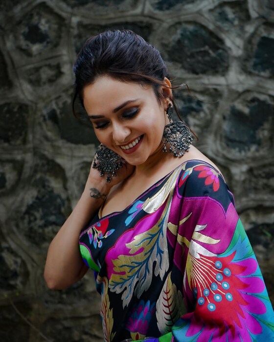 मराठमोळी अभिनेत्री अमृता खानविलकर सोशल मीडियावर नेहमी अॅक्टिव्ह असते. 