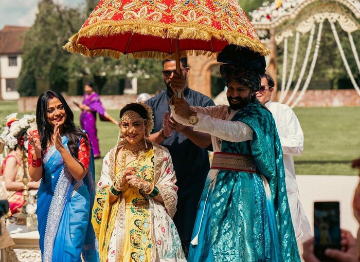  सोनालीनं एकूण चार पद्धतीनं लग्न केलं आहे. तिच्या चारही पद्धतील लग्नाची संपूर्ण मालिका प्रेक्षकांसाठी तिनं प्रदर्शित केली आहे. 