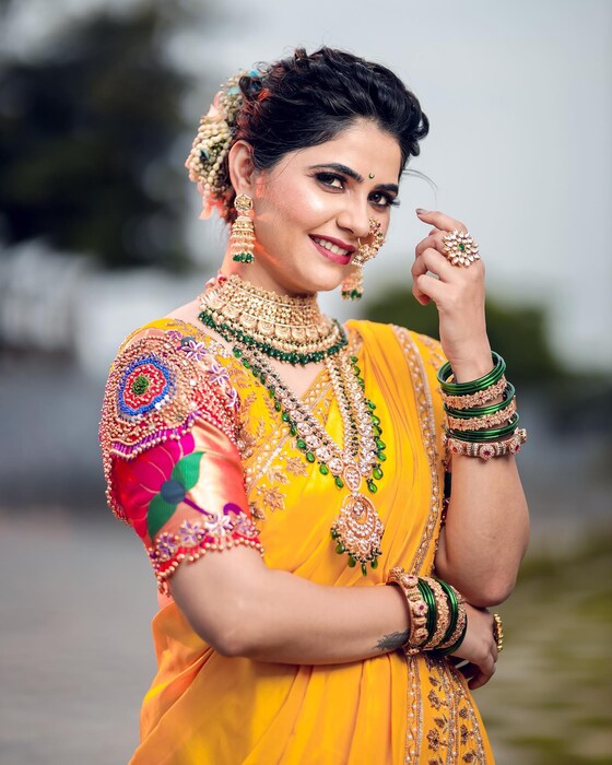 वीणानं नुकतंच पिवळ्या साडीत फोटोशूट केलं असून तिचा सोज्वळ लुक चाहत्यांना भुरळ घालतोय. 