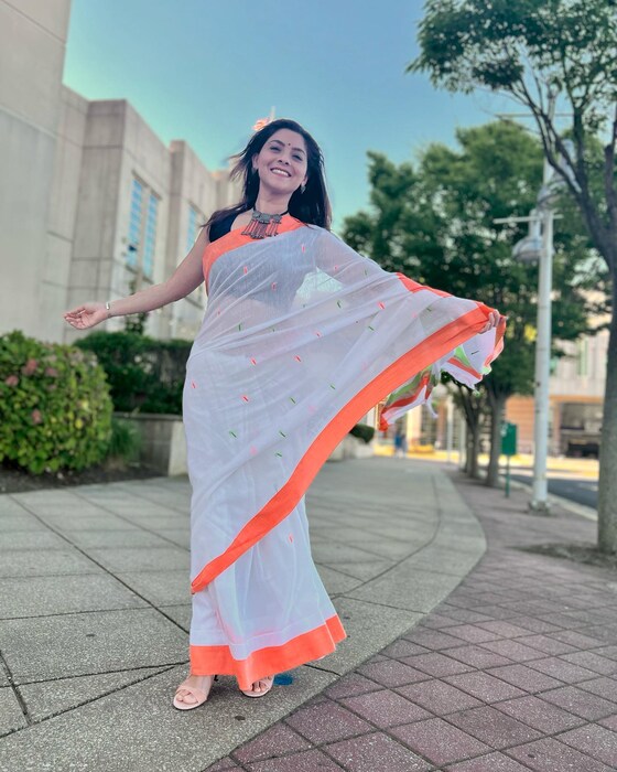 या कार्यक्रमात आपली संस्कृती, कला, भाषा, विचारांची देवाण घेवाण करताना सोनालीनं उपस्थिती दर्शवली होती.