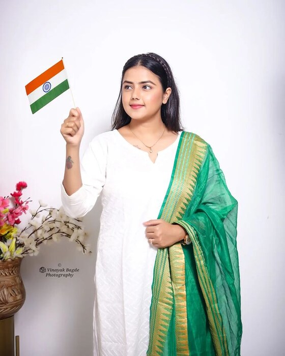 अभिनेत्री मोनालिसा बागुल हिनं तिरंग्याबरोबर फोटोशूट केलं. 