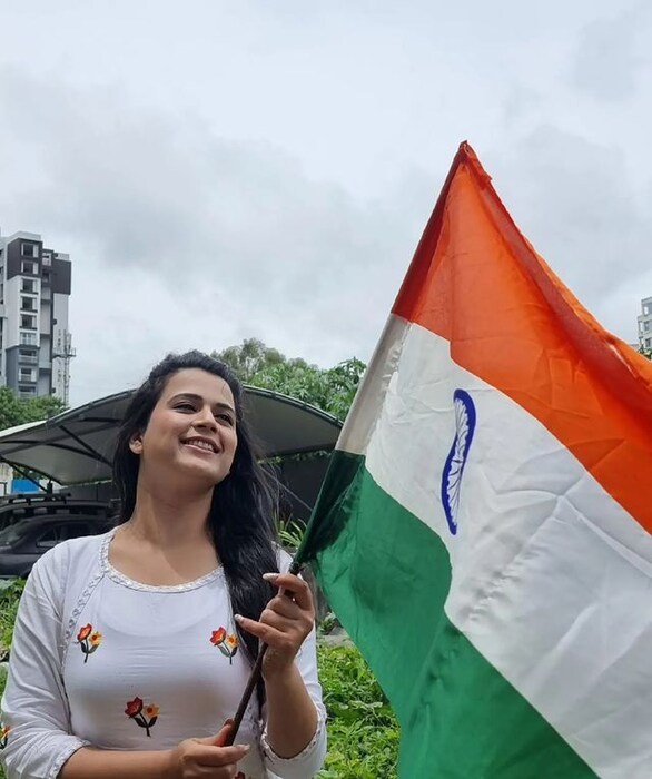 अभिनेत्री प्राजक्ता गायकवाडनं देखील निसर्गाच्या सानिध्यात ध्वजारोहण करत सर्वांना शुभेच्छा दिल्या आहेत.