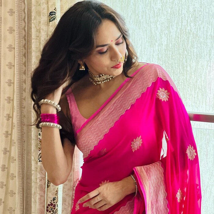 अमृताच्या सौदर्यावर तिच्या नवऱ्याचीही विकेट पडलेली पहायला मिळाली. अमृताचा नवरा हिमांशू मल्हेत्रानं तिच्या फोटोंवर 'खूबसूरत' अशी कमेंट केली आहे.