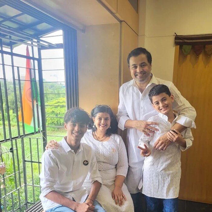 अभिनेता सुबोध भावेनंही पत्नी मंजिरी आणि मुलगा कान्हा आणि मल्हारबरोबर स्वातंत्र्यदिन साजरा केला. कुटुंबाबरोबरचा फोटो सुबोधनं शेअर केला.