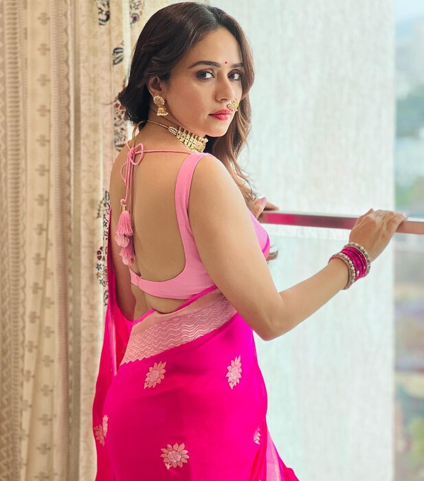 अमृतानं नुकतंच नवं फोटोशूट केलं आहे. यामध्ये तिच्या साडीतील सौंदर्यांवर चाहते घायाळ झालेले पहायला मिळतायेत. 