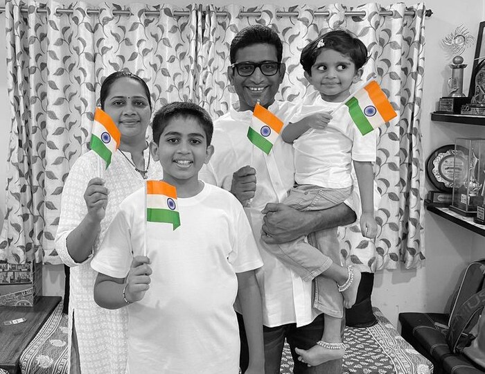 संदीप पाठकनं संपूर्ण कुटुंबाबरोबर फोटो शेअर करत स्वातंत्र्यदिनाच्या शुभेच्छा दिल्यात. त्याच्या फोटोनं सर्वांचं लक्ष वेधलं.  
