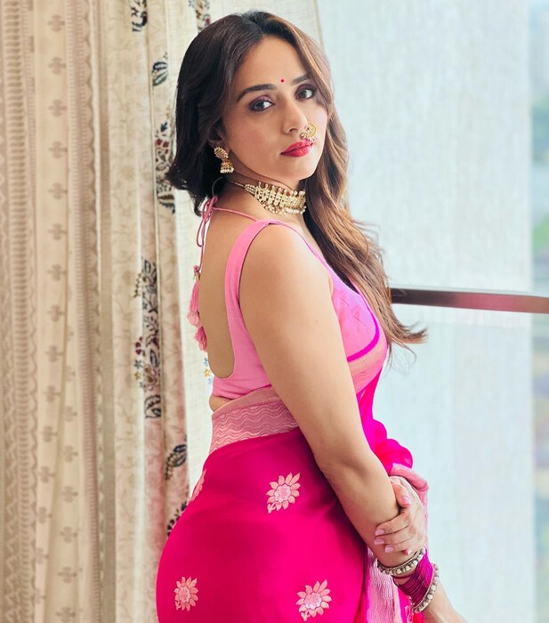 गुलाबी साडीमधील अमृताचं सोज्वळ सौंदर्य अनेकांना तिच्या प्रेमात पाडत आहे.
