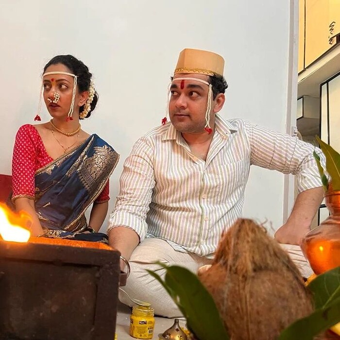  नेहाने सोशल मीडियावर लग्नाचे फोटो शेअर करत त्याला 'फायनली मॅरीड' असे कॅप्शन दिले आहे. सध्या या नवदाम्पत्यावर शुभेच्छांचा वर्षाव होत आहे.