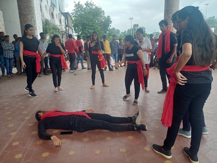 प्रशांत कदमचा काही अंतरावरअपघात होतो या अपघातामध्ये तो गंभीर जखमी होतो यावेळी राधिका वाघमारे ही एक मुलगी त्याला मदतीसाठी पुढे सरसावते नागरिकांना ती मदत करा अशी विनंती करते, पण त्यावेळी कुणीही मदतीसाठी पुढे येत नाही. 
