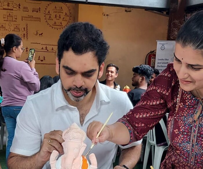 त्यांनी सोशल मीडियावर बाप्पा साकारतानाचे फोटो शेअर करत चाहत्यांना त्याचे महत्व पटवून दिले आहे. 