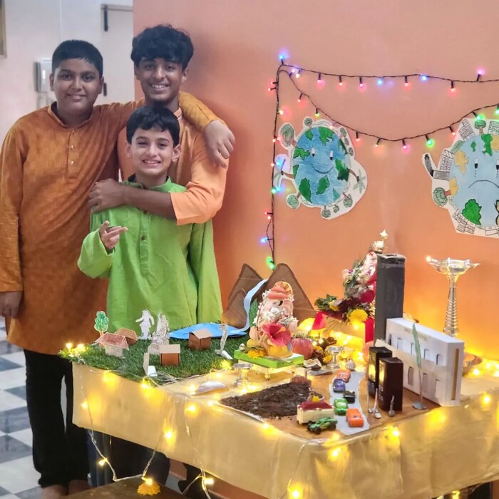 निसर्गाचा सांभाळ केला तर आनंदी पृथ्वी आणि निसर्गाचा नाश केला तर दुःखी पृथ्वी, अशी संकल्पना डोक्यात ठेवून मुलांनी हा देखावा तयार केला.  