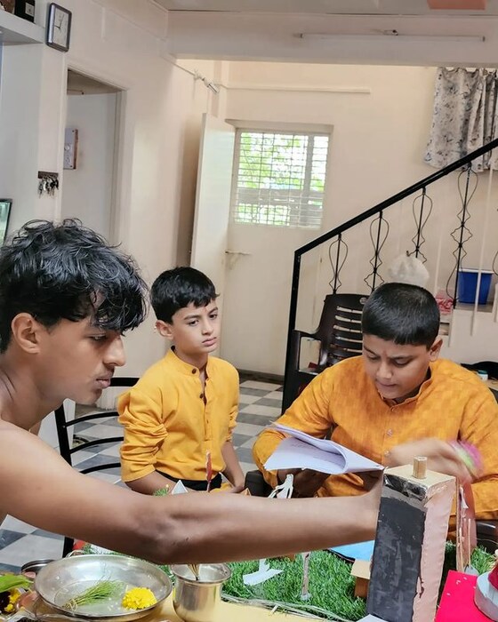 यावर्षीही सुबोध भावेच्या घरच्या देखाव्याची कल्पना आणि सादरीकरण मुलांनी केलं आहे. यावर्षीची त्यांची थीमही नवी आणि वेगळी आहे.  