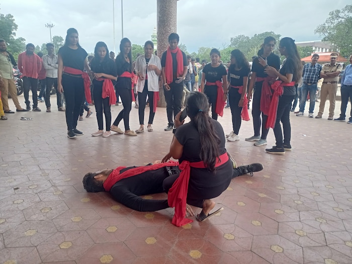 सामाजिक कार्यकर्त्या समीक्षा दीक्षित या देखील प्रशांतला रक्त मिळावं म्हणून अनेकांना विनवणी करतात, पण त्यांनाही निराशा सहन करावी लागते. 