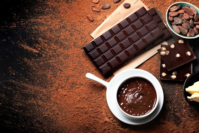 1.चॉकलेट्स (Chocolates)- चॉकलेट्स आरोग्यासाठी हानिकारक असतात, त्यामुळं आपल्या मित्राच्या आरोग्यावर वाईट परिणाम करणारी गोष्ट भेट म्हणून देणं टाळावी.त्याऐवजी त्याला फळं, ड्रायफ्रूट्स अशा आरोग्यदायी वस्तू भेट द्याव्यात.