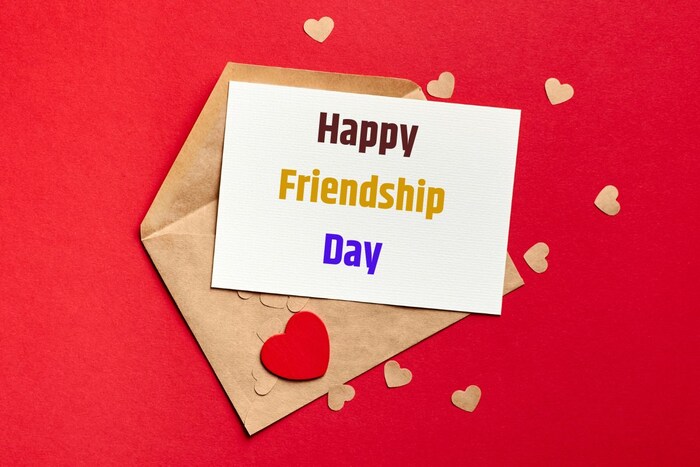 2. भेटकार्ड (Greeting cards)- आजकालच्या सोशल मीडियाच्या युगात भेटकार्ड देण्याची गरज भासत नाही. त्यापेक्षा तुम्ही मित्राच्या आवडती एखादी गोष्ट त्याला भेट द्या, ज्याचा त्याला उपयोग करता येईल. 