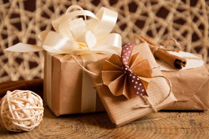 3. महागड्या वस्तू (Costly Gifts)- तुमचा मित्र जर गरिब असेल आणि तुम्ही त्याला महागड्या वस्तू भेट दिल्या तर त्या बदल्यात तो तुम्हाला काही देऊ शकला नाही, याचं त्याला वाईट वाटेल. 
