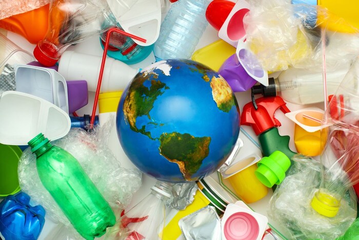 4. पर्यावरणासाठी हानिकारक गोष्टी (Non Eco friendly things)- फ्रेंडशिप डे हा मैत्रीचा दिवस आहे. यादिवशी तुम्ही मित्रांना अशा गोष्टी देऊ नका, ज्यांमुळं पर्यावरणाला हानी पोहोचेल. जसं की प्लास्टिकच्या वस्तू किंवा ध्वनिप्रदूषण करणाऱ्या साऊंड सिस्टम, इत्यादी.