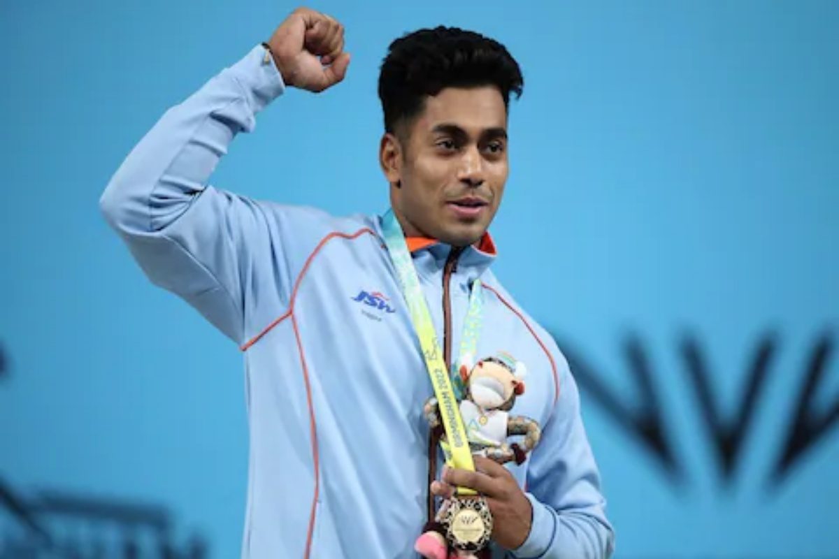 11व्या वर्षी बापाचं छत्र हरवलं, आई-भावाने कपडे शिवले.. पोरानं घडवला इतिहास, CWG सुवर्णपदक विजेता अचिंताचा संघर्ष