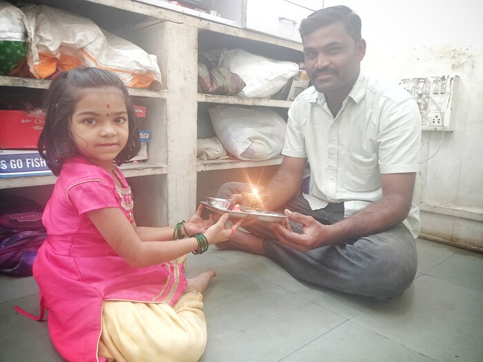 रक्षाबंधनाच्या दिवशी लहान बहिणी चांगल्याच उत्साहात असतात. या चिमुकलीनं तर चक्क वडिलांना राखी बांधून आजचा सण साजरा केला.