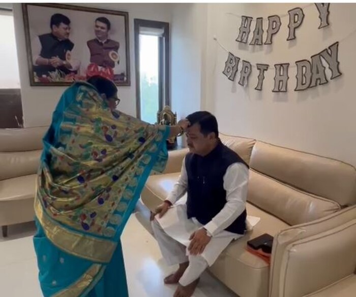 भाजप नेते प्रवीण दरेकर यांनी आपल्या घरी राखीपौर्णिमेचा दिवस साजरा केला, आपल्या बहिणीकडून राखी बांधून घेतली. 