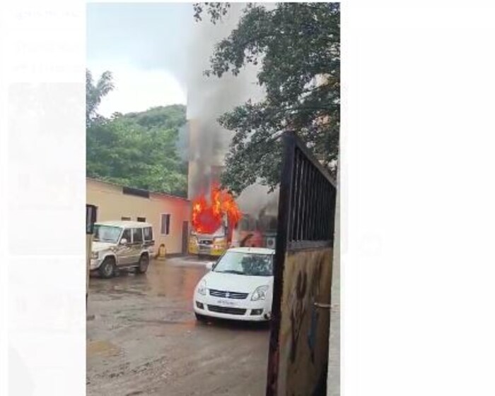 शाळेला सुट्टी असल्याने मोठा अनर्थ टळला आहे. 