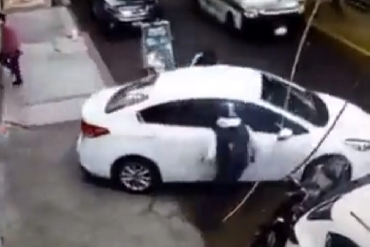 कारचालकाने दरोडेखोरांना घडवली अद्दल.