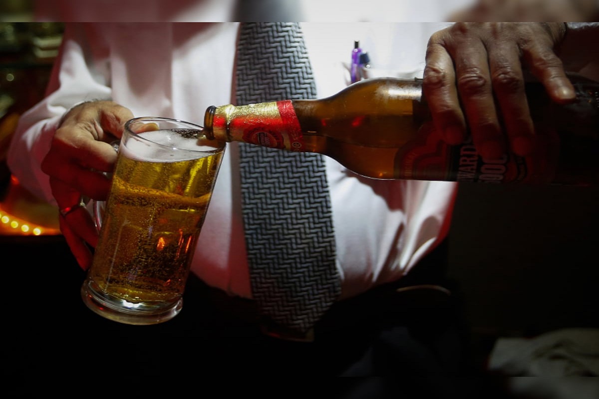 दारू पिण्याच्या तुमच्या व्यसनाचा मुलांवर होतो विपरित परिणाम; मुलांनाही लागतात 'या' वाईट सवयी