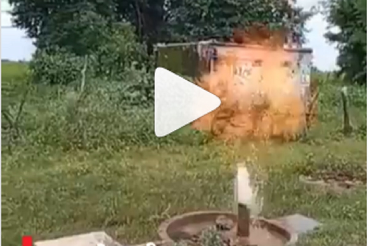 Video : पाण्यालाच लागली आग! हँडपंपमधून पाण्यासह उठले आगीचे लोळ