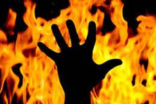 धक्कादायक! उसने पैसे मागितले म्हणून जिवंत जाळलं, शिक्षिकेचा मृत्यू