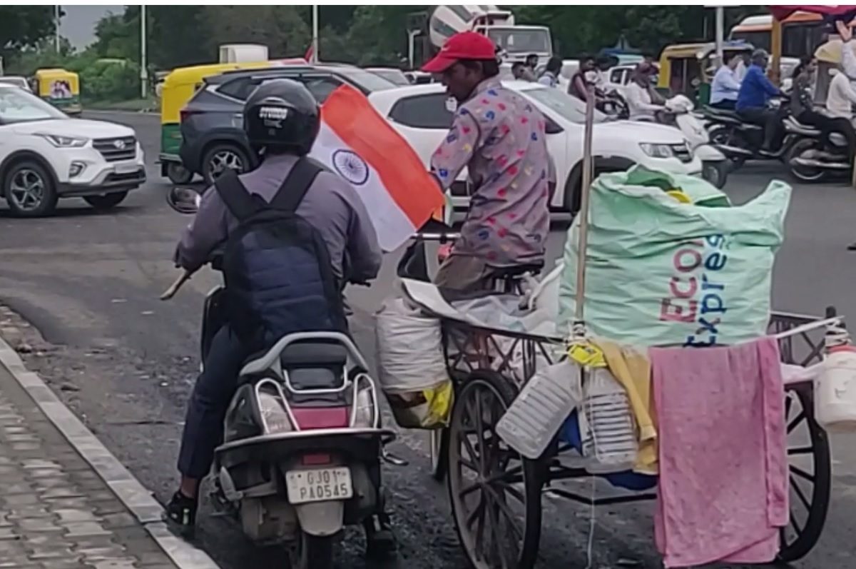 भंगारवाला आणि बाईकस्वाराचं अनोखं देशप्रेम, VIDEO पाहून कराल कडक सॅल्युट