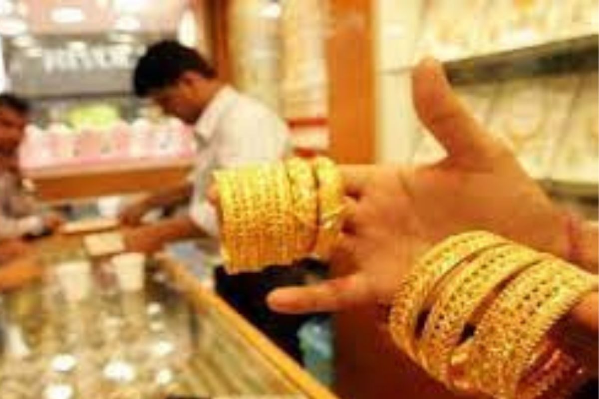 एक नंबर! ऐन लग्नसराईत 50 हजारापेक्षा स्वस्त झालं सोनं, 24 ते 18 कॅरेट पटापट चेक करा दर